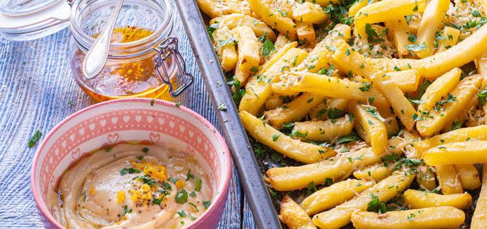 Cartofi pai cu Parmigiano Reggiano, usturoi, ulei de măsline, chilli și sos Aioli