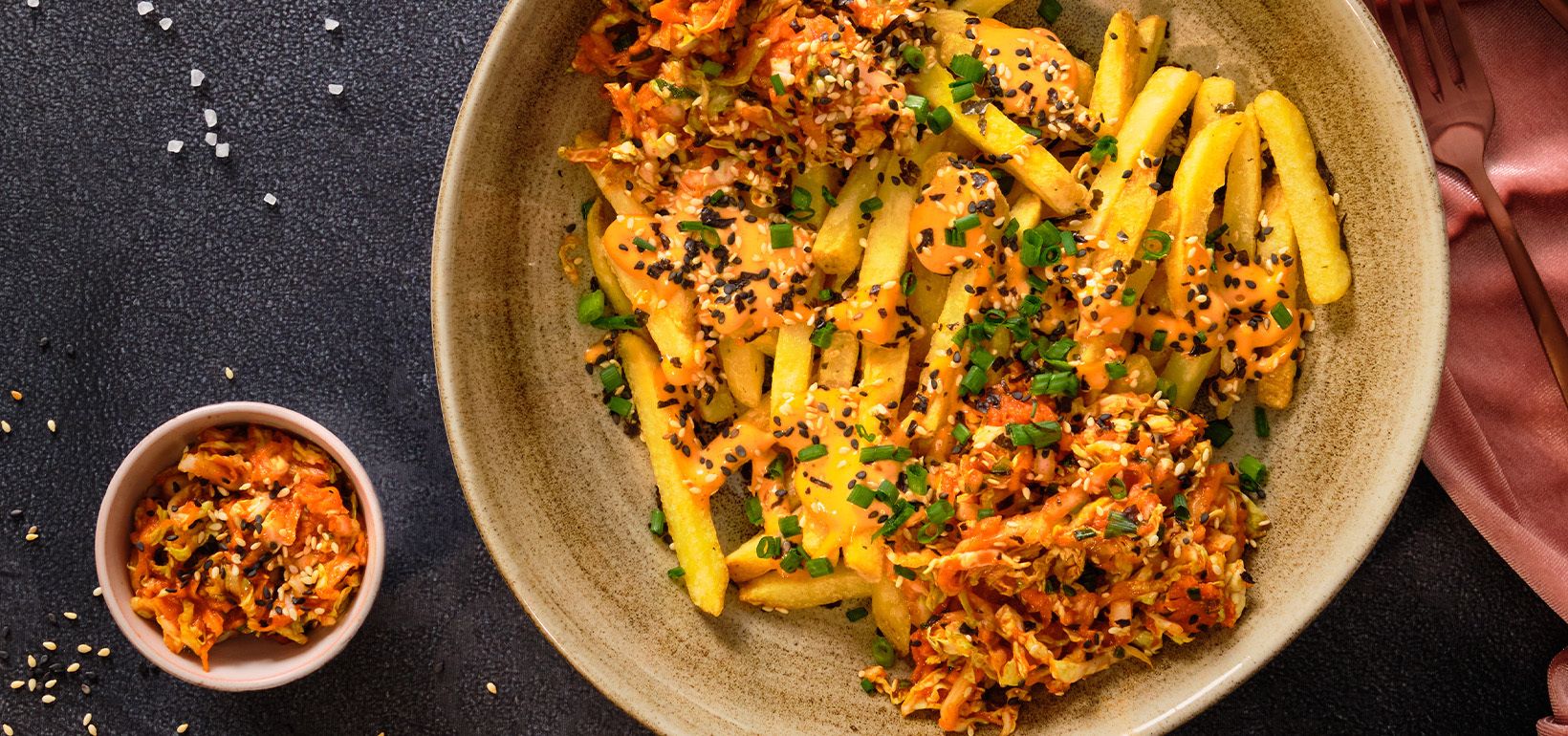 Cartofi prăjiți cu kimchi, furikake (amestec de susan) și arpagic
