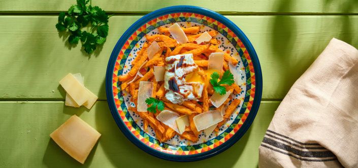 AVIKO Sweet potato fries cu ou poche la tigaie, brânză maturată și cremă cu oțet balsamic