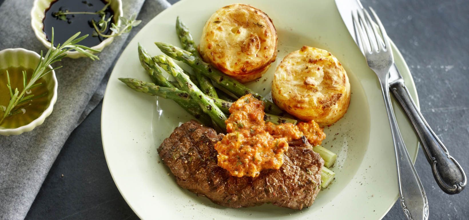 Gratine din cartofi cu steak din muschi file, sos de ardei și sparanghel