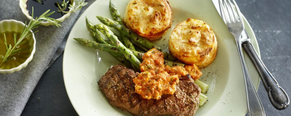 Gratine din cartofi cu steak din muschi file, sos de ardei și sparanghel