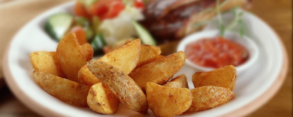 Costiţă cu bucăți de cartofi picanți și salsa