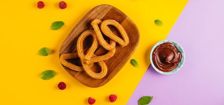 Churros cu sos din unt de arahide și ciocolată