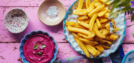 Mama's Fries de casă cu dip roz din sfeclă roșie