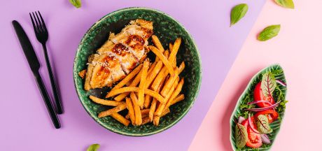 Piept de pui în pesmet cu susan cu cartofi prăjiți skin on