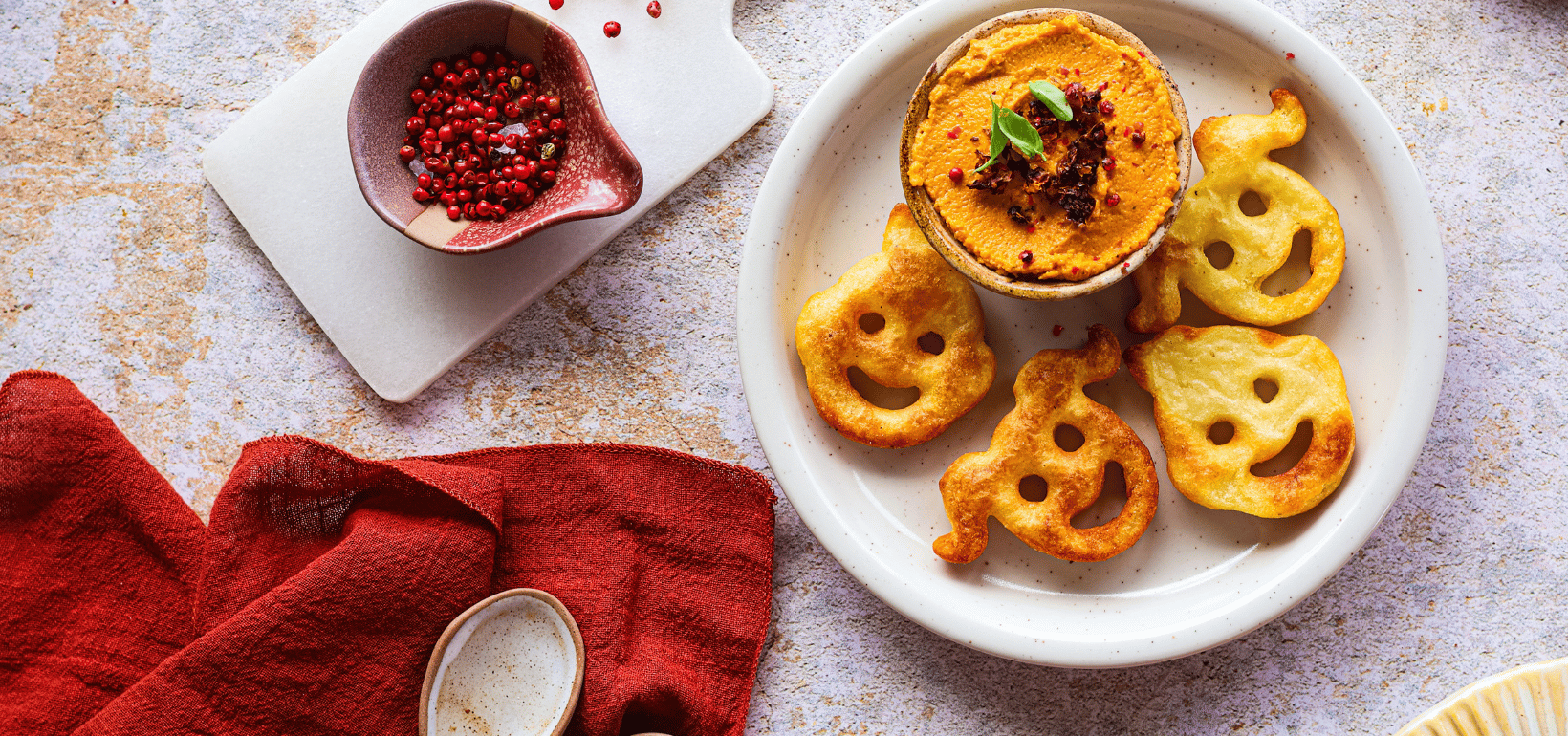 Fețe vesele Pom' Patati cu hummus din morcovi copți