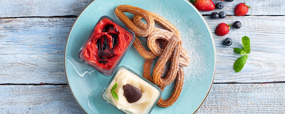 Churros cu sorbet de căpșuni și glazură de oțet balsamic, sorbet de pere și glazură de ciocolată