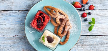 Churros cu sorbet de căpșuni și glazură de oțet balsamic, sorbet de pere și glazură de ciocolată