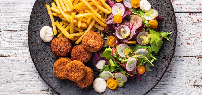 Chifteluțe de ton cu salată de casă și cartofi prăjiți subțiri