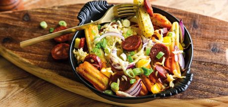 Aviko Wavy Blends Usturoi & Ierburi într-o tavă colorată cu chorizo