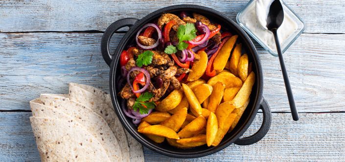 Fajitas de pui, ardei dulce, ceapă roșie, iaurt și  fasole servite cu Pati Parts Tex Mex