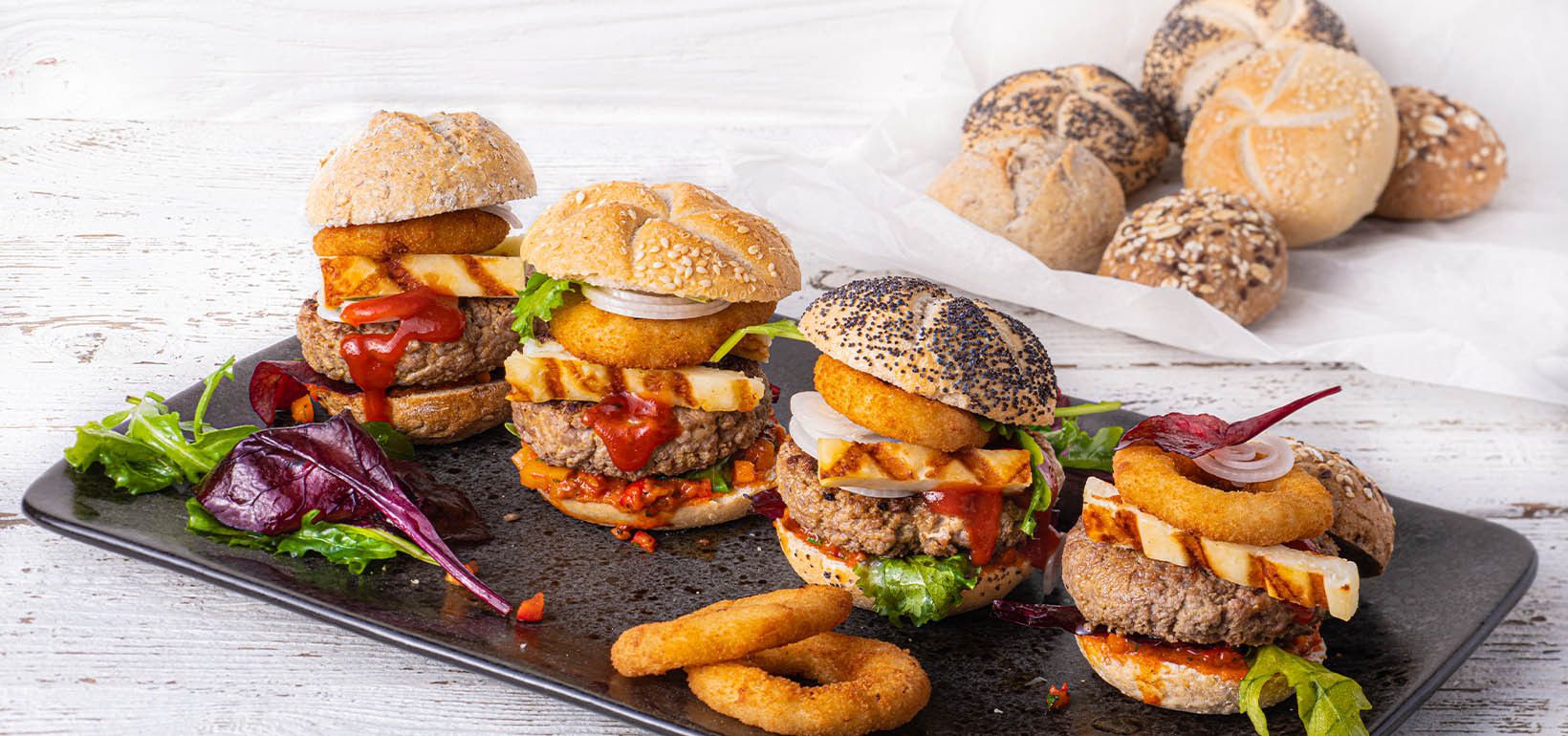 Mini burgeri cu brânză halloumi, inele de ceapă, sos picant salsa și salată