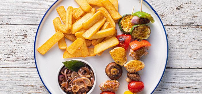 Frigărui de pui cu salsiccia, legume, ceapă caramelizată și cartofi prăjiți