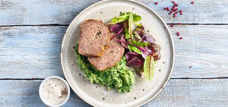 Friptură romană cu salată și sos aioli, servită cu piure de spanac