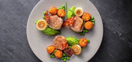 Mini Rösti cu medalioane de filet de porc cu bacon crocant și cremă proaspătă de mazăre