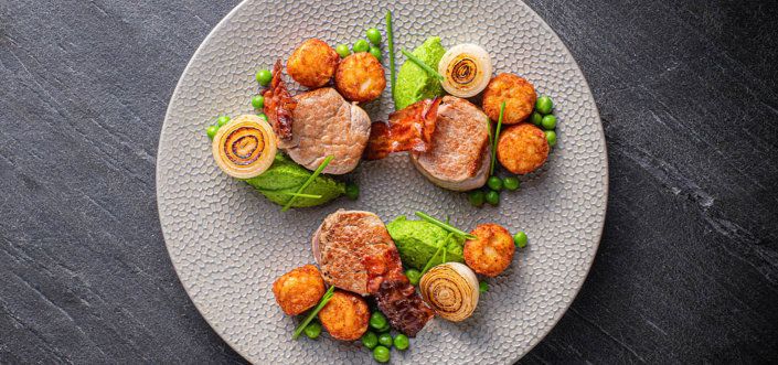 Mini Rösti cu medalioane de filet de porc cu bacon crocant și cremă proaspătă de mazăre