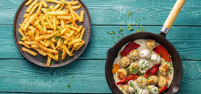 Chifteluțe de carne albă înăbușite cu sos de brânză, piper, usturoi și cartofi prăjiți Zig Zag