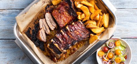 Costițe de porc marinate cu sos salsa BBQ cu salată, coriandru și smântână servite cu Pati Parts Mex Tex